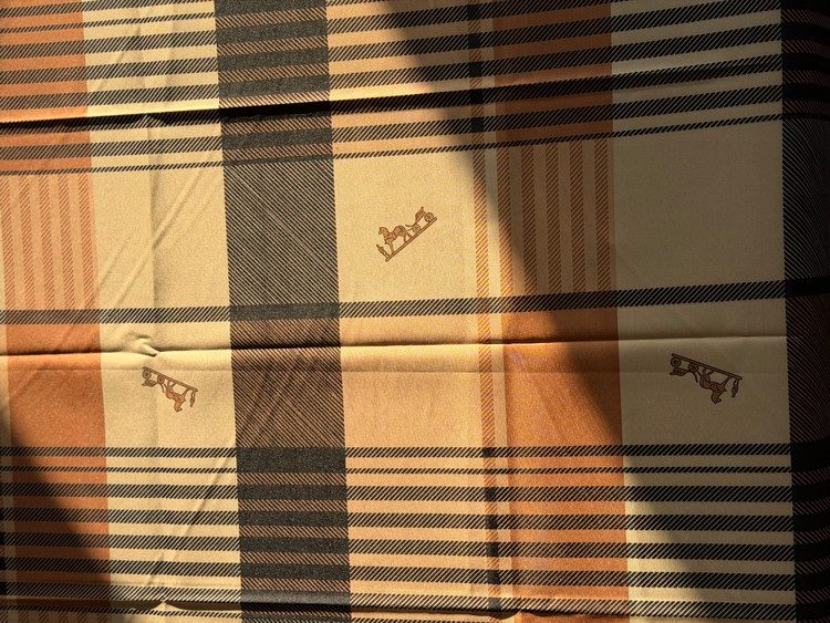 رومیزی طرحدار ضد لک